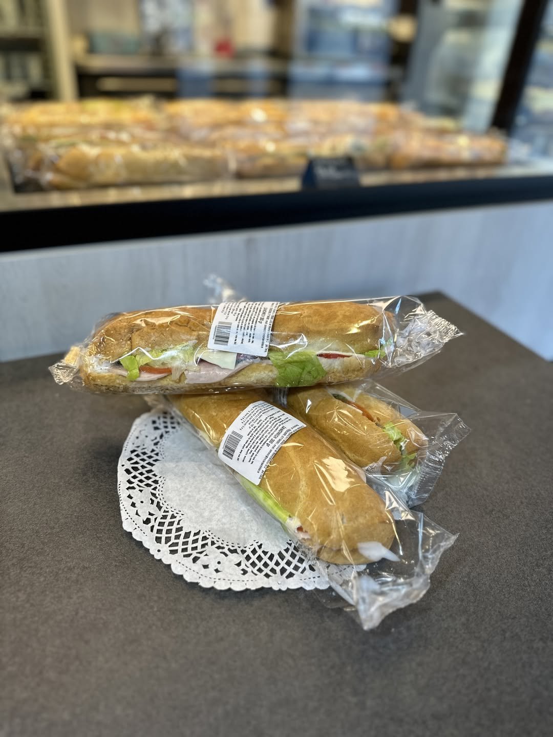 Tejgheaua brutăriei cu prăjituri și tarte